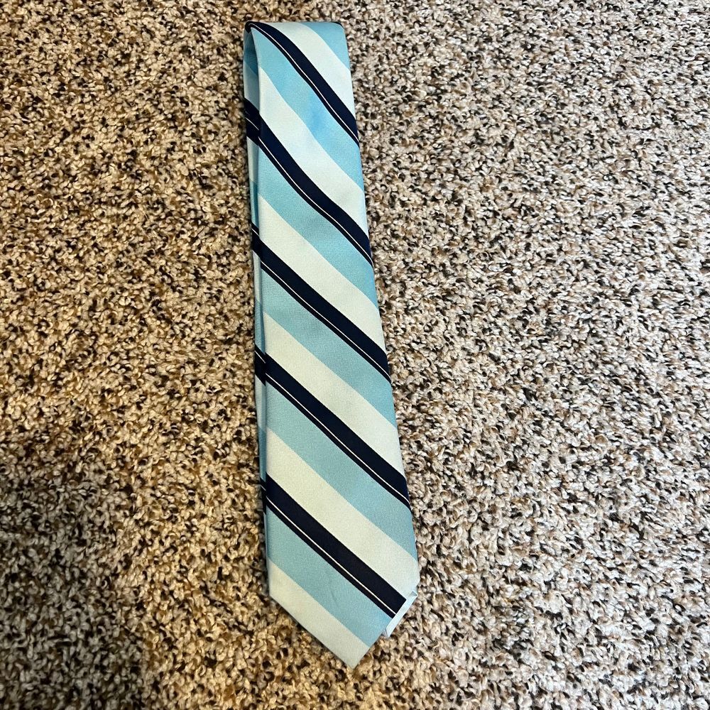 Michael Kors Elegant 100% Silk Striped Tie in Light Blue, Navy and White